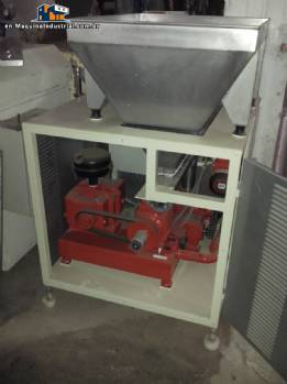 Feeder with mixer and screw conveyor for Triblender type masses