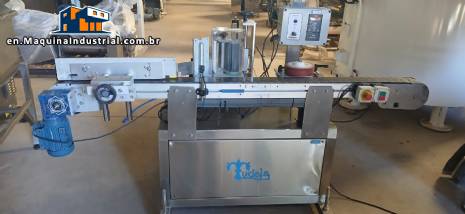 Automatic self-adhesive labeling machine for cylindrical bottles