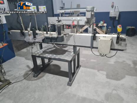 Automatic labeling machine for bottles, jars, and containers, for self-adhesive labels.