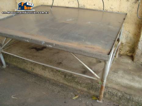 Stainless steel table, measuring 2.00 x 1.80 mts