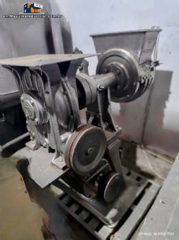 Rotary granulator for powders and granules.