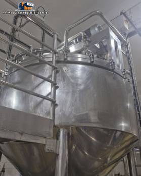 Stainless steel surge tank with agitator, 2000 liters.