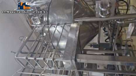 Stainless steel surge tank with agitator, 2000 liters.