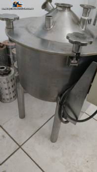 Jacketed stainless steel funnel tank with conical bottom