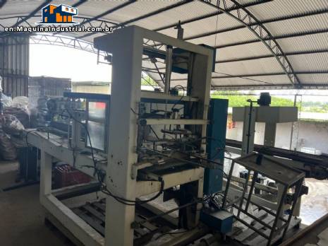 Automatic baling machine with shrink tunnel for bottles and jars in bales.