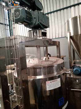 Open reactor tank for mixing and homogenizing products