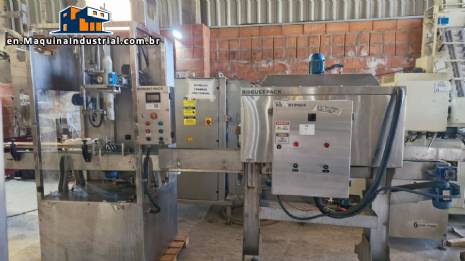 Labeling machine with steam sleeve tunnel and bottle baler