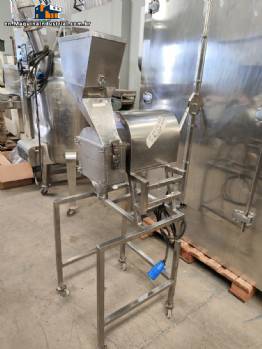 Micronizing mill with fixed stainless steel blades Micronizing mill with fixed stainless steel blades